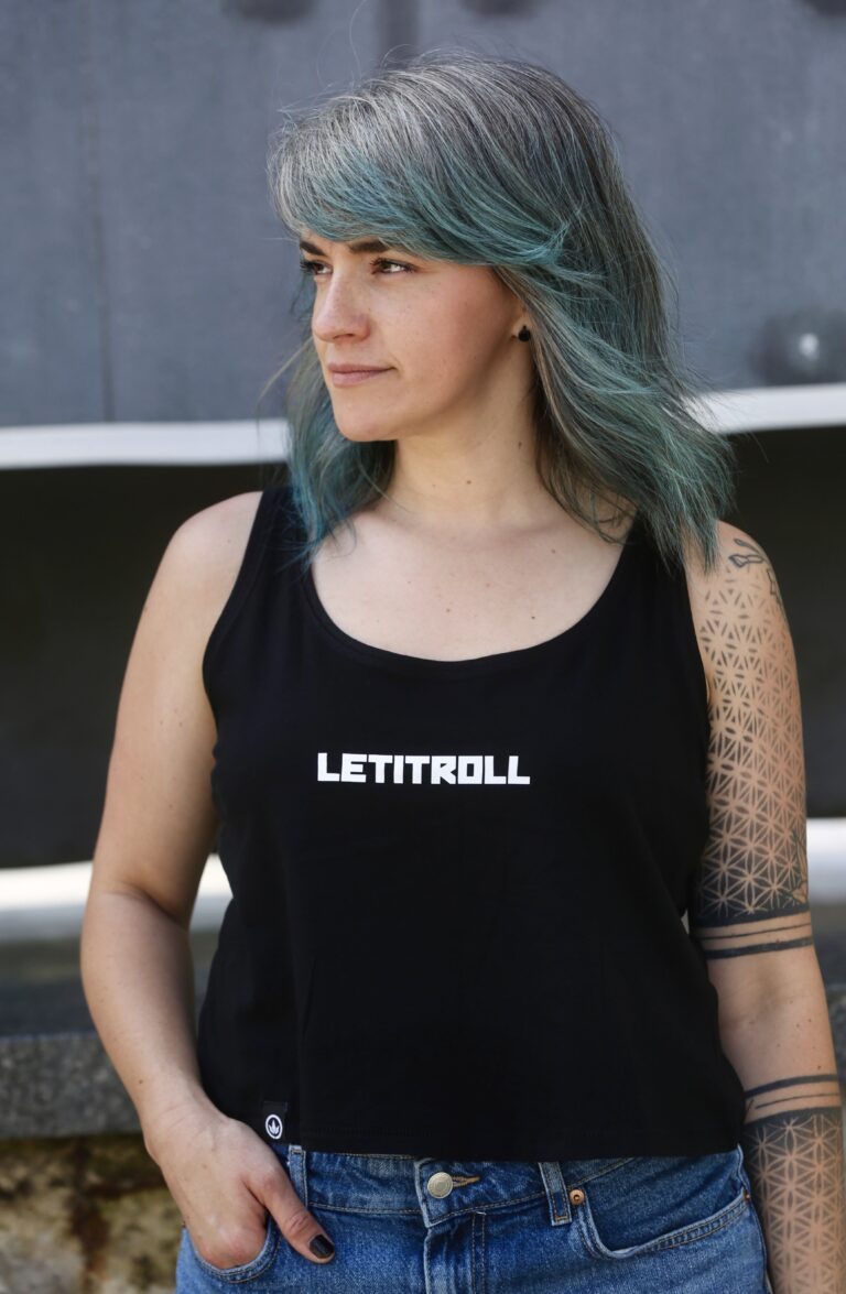 18 wmncrop letitroll blck min