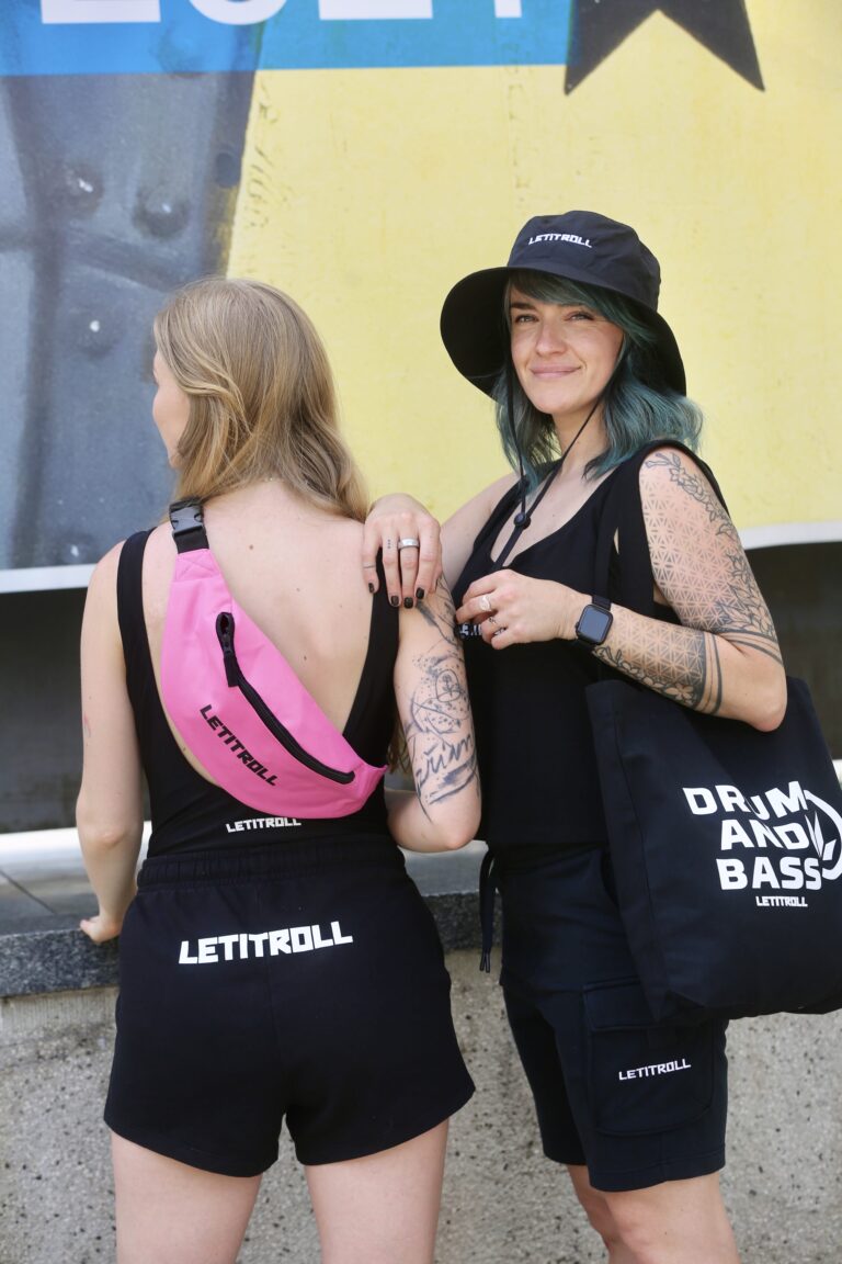 1 lookbook letitroll 01 min